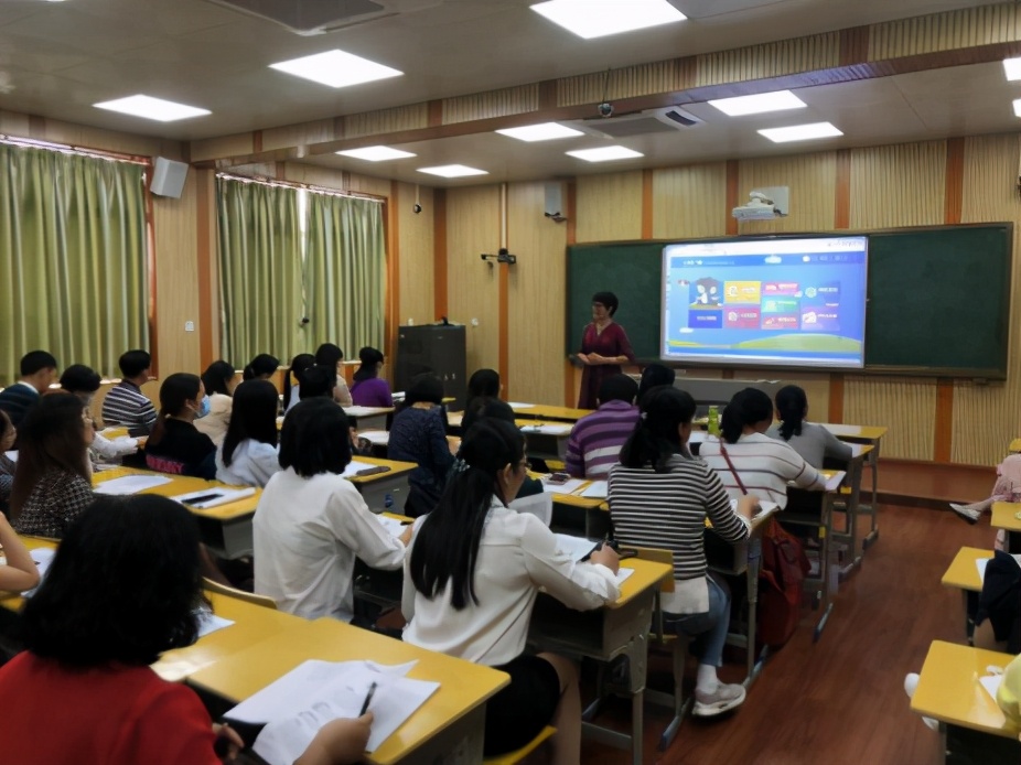 让每一个孩子心里充满阳光——“心灵广雅”走进粤西茂名市